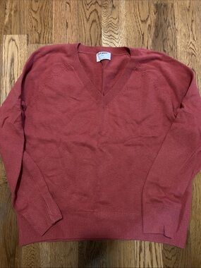 Old Navy Men's V-Neck Sweater in Rose